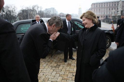 Mrs. Laura Bush is welcomed to Kyiv's Presidential Secretariat by Ukraine's President Viktor Yushchenko upon the arrival Tuesday, April 1, 2008, of she and President George W. Bush for the official ceremony welcoming them to the country. White House photo by Shealah Craighead