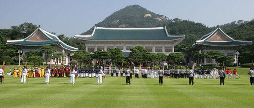 An honor guard stands at attention in the Grand Garden of the Blue House, the residence of President Myung-bak Lee of the Republic of Korea, during arrival ceremonies Wednesday, Aug. 6, 2008, in Seoul for President George W. Bush and Mrs. Laura Bush. White House photo by Chris Greenberg