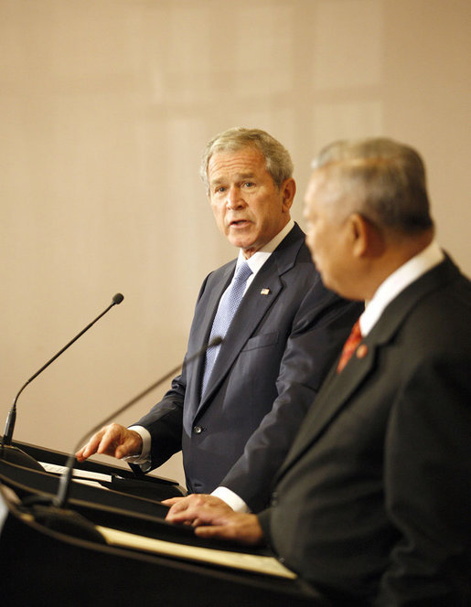 President George W. Bush, joined by Prime Minister Samak Sundaravej of Thailand, addresses his remarks during a joint statement Wednesday, Aug. 6, 2008, at the Government House in Bangkok. White House photo by Chris Greenberg