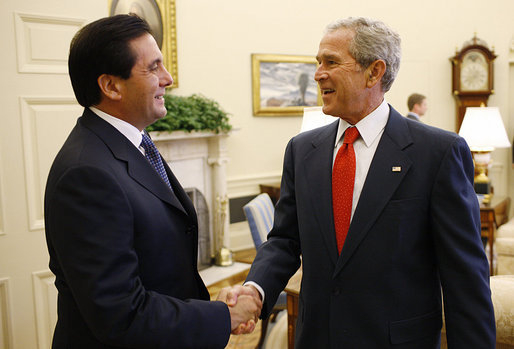 President George W. Bush welcomes Panama's President Martin Torrijos to the Oval Office Wednesday, Sept. 17, 2008, at the White House, where the two leaders discussed bilateral issues including the free trade agreement between Panama and the United States. White House photo by Eric Draper