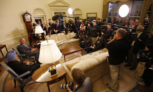 President George W. Bush talks to reporters as he welcomes Prime Minister Manmohan Singh of India to the Oval Office Thursday, Sept. 25, 2008, prior to their meeting and dinner at the White House. White House photo by Eric Draper
