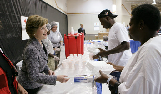 Mrs. Laura Bush hands out meals to evacuees Friday, Oct. 3, 2008, during her visit to the Auchan Red Cross Shelter in Houston for those individiuals and families who still need assistance as a result of Hurricane Ike. White House photo by Chris Greenberg