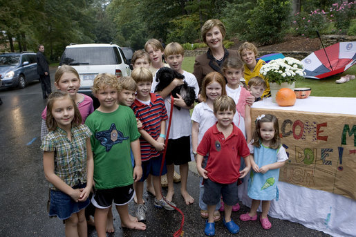 Mrs. Laura Bush stops and poses with children at their lemonade stand during her visit to Raleigh, N.C., Friday, October 10, 2008. White House photo by Chris Greenberg