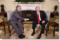 President George W. Bush and Paraguay's President Fernando Lugo shake hands Monday, Oct. 27, 2008, during their meeting with reporters in the Oval Office. White House photo by Eric Draper