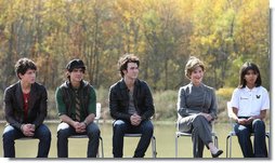 Mrs. Laura Bush is joined onstage by Boys and Girls Club student Jovanna Moreno age 11, right, and singer/songwriters the Jonas Brothers, Nick Jonas age 16, left, Joe Jonas age 19, 2nd from left, and Kevin Jonas age 20, 3rd left during a First Bloom event at the Trinity River Audubon Center, Sunday, November 2, 2008, in Dallas, TX.  White House photo by Chris Greenberg