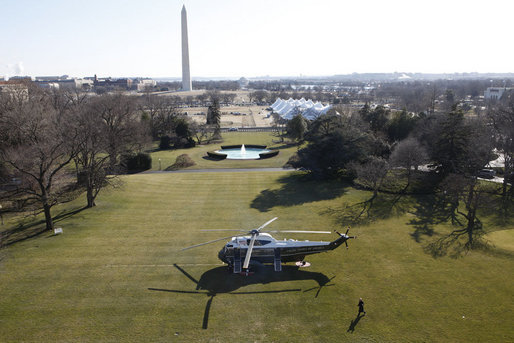 President George W. Bush strides to Marine One Friday, Jan. 16, 2009, as he prepares to depart the White House for Camp David from the South Lawn. White House photo by Chris Greenberg