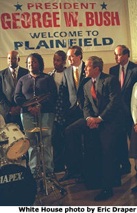 El Presidente Bush visita una organización basada en la fe en Plainfield, Nueva Jersey. Foto por Eric Draper de la Casa Blanca.