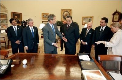 President George W. Bush explains the history of his desk during a meeting with Central American presidents in the Oval Office Thursday, April 10, 2003. From left, they are, Presidents Francisco Flores of El Salvador, Ricardo Maduro of Honduras, Abel Pacheco of Costa Rica, Enrique Bolanos of Nicaragua, and Alfonso Portillo of Guatemala.