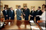 President George W. Bush explains the history of his desk during a meeting with Central American presidents in the Oval Office Thursday, April 10, 2003. From left, they are, Presidents Francisco Flores of El Salvador, Ricardo Maduro of Honduras, Abel Pacheco of Costa Rica, Enrique Bolanos of Nicaragua, and Alfonso Portillo of Guatemala.