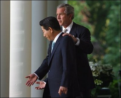 President George W. Bush and South Korean President Roh Moo-hyun in the Rose Garden on May 14, 2003. 