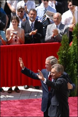  President George W. Bush and President of Poland Aleksander Kwasniewski acknowledge the audience following their speeches in the court yard of the Wawel Royal Palace in Krawkow, Poland, Saturday, May 31, 2003.