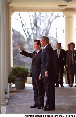 President Bush meets with the President of South Korea. White House photo by Paul Morse.