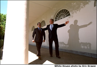 President Bush welcomes the Amir of Bahrain to the White House. White House photo by Eric Draper