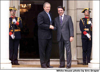 President George W. Bush and President Jose Maria Aznar of Spain shake hands at a joint press conference. White House photo by Eric Draper