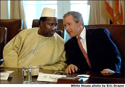 President George W. Bush talks with Mali President Alpha Konare during his meeting with African presidents in the Cabinet Room. White House photo by Eric Draper.