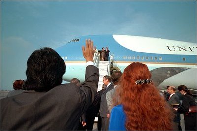 Bidding President George W. Bush and Mrs. Bush farewell, Lima's first couple, President Alejandro Toledo and Eliane Karp, wave good-bye Saturday, March 23, 2002. White House photo by Tina Hager