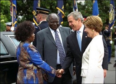President George W. Bush and Mrs. Laura Bush welcome President Mwai Kibaki and Mrs. Kibaki of the Republic of Kenya to the White House Monday, October 5, 2003. 