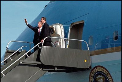 After talking with community leaders and many Toledo-area residents, Presidents Bush and Fox wave goodbye to the crowd at the airport before returning to Washington, D.C. aboard Air Force One.