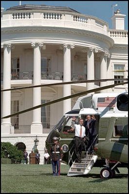 After a short press conference on the South Lawn, Presidents Bush and Fox board Marine One to visit Toledo, Ohio, Sept. 6.