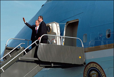 After talking with community leaders and many Toledo-area residents, Presidents Bush and Fox wave goodbye to the crowd at the airport before returning to Washington, D.C. aboard Air Force One. White House photo by Tina Hager.