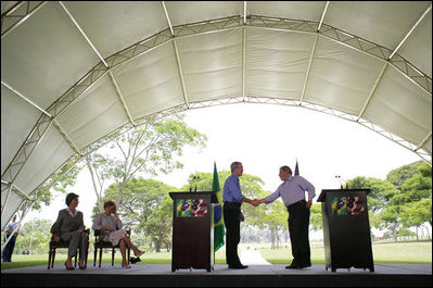 President George W. Bush and Brazil President Luiz Inacio Lula da Silva exchange handshakes Saturday, Nov. 6, 2005, after they delivered joint statements at the Brazil President's home, Granja do Torto. 