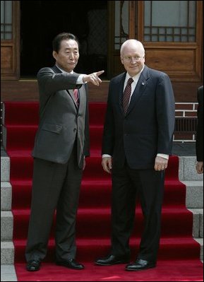 Vice President Cheney meets with Prime Minister Goh Kun in Seoul, South Korea, April 16, 2004. 