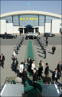 Following morning meetings with Kazakh political oppositional leaders and Kazakh youth, Vice President Dick Cheney and Mrs. Lynne Cheney depart Astana, Kazakhstan, Saturday, May 6, 2006. The Vice President met with Kazakh President Nursultan Nazarbayev at the Presidential Palace the previous day. 
