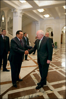 Vice President Dick Cheney shakes hands with Egyptian President Hosni Mubarak Sunday, May 13, 2007, following a meeting and private lunch at the Presidential Palace in Cairo.