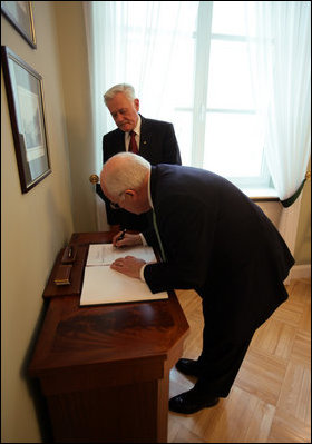 At the conclusion of bilateral meetings with Lithuanian President Valdus Adamkus, Vice President Dick Cheney signs the guestbook at the Presidential Palace in Vilnius, Lithuania, Wednesday, May 3, 2006. During his visit with President Adamkus Vice President Cheney commended Lithuania for the strides it has taken in promoting democratic reform throughout the region.