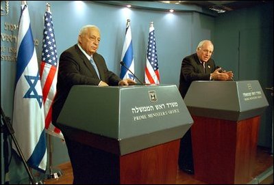 Ο πρωθυπουργός του Ισραήλ Αριέλ Σαρόν και ο αντιπρόεδρος Ντικ Τσένι συζητούν ένα όραμα ειρήνης για το Ισραήλ και την Παλαιστίνη καθώς διεξάγουν μια ενημέρωση τύπου στην Ιερουσαλήμ, Ισραήλ, 19 Μαρτίου 2002.