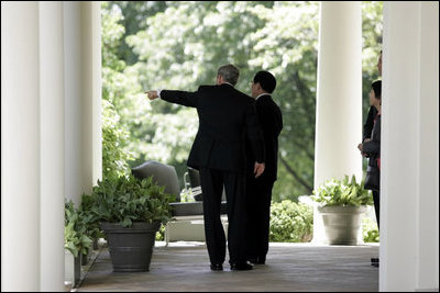 President George W. Bush walks with Chinese President Hu Jintao along the colonnade Thursday, April 20, 2006.