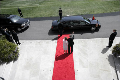 President George W. Bush and Mrs. Laura Bush wave goodbye as Chinese President Hu Jintao and his wife Liu Yongqing depart from the South Lawn Thursday, April 20, 2006.